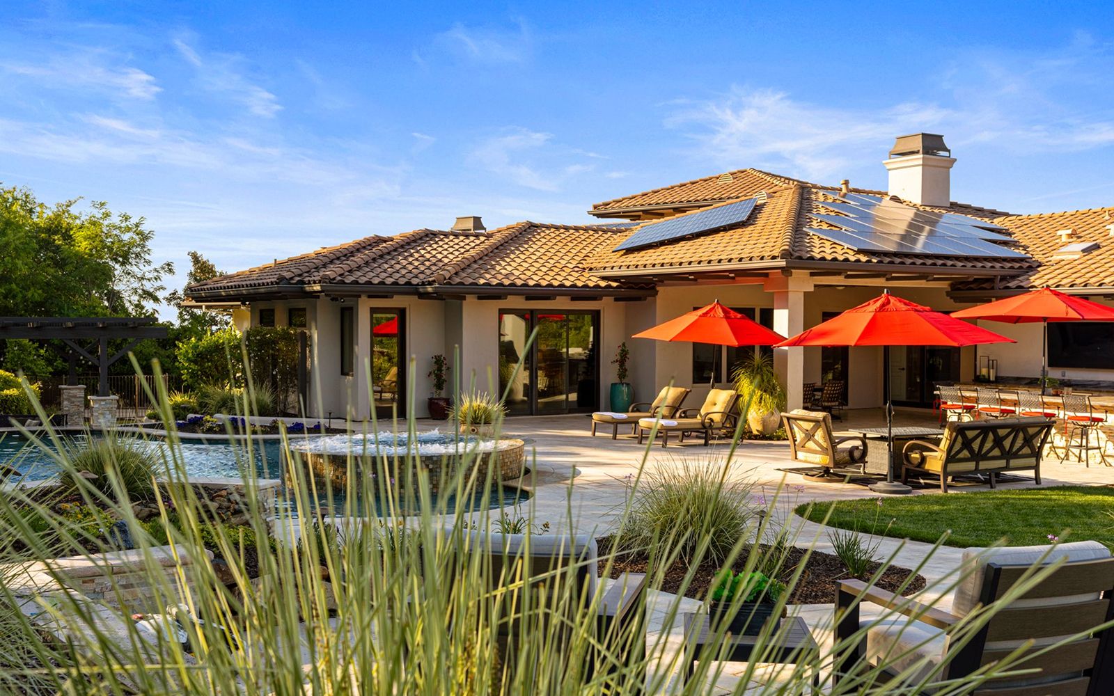 Expansive flat lawn and event-scale grounds at Vista del Prato