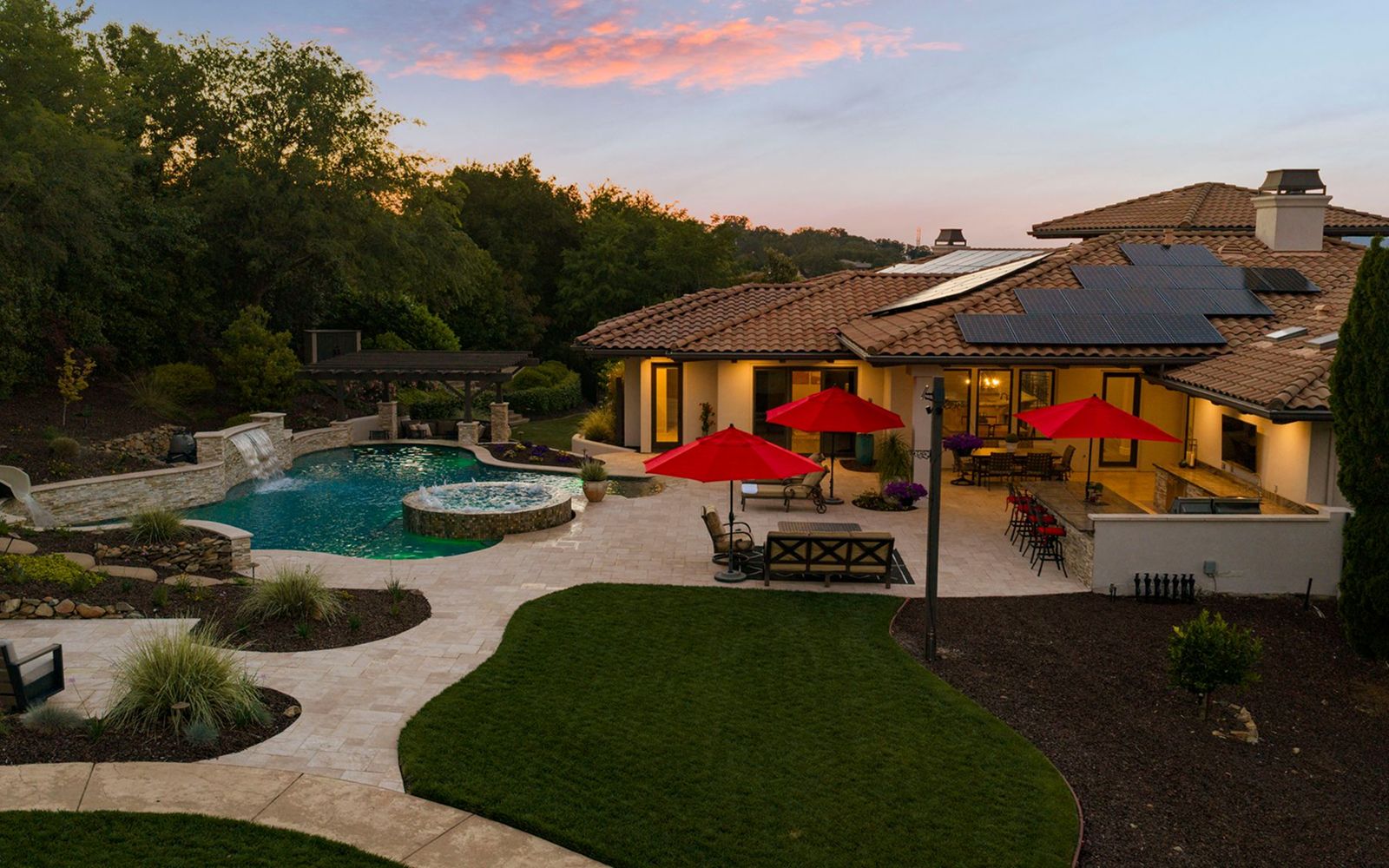 Poolside bar and beach-entry pool at Vista del Prato
