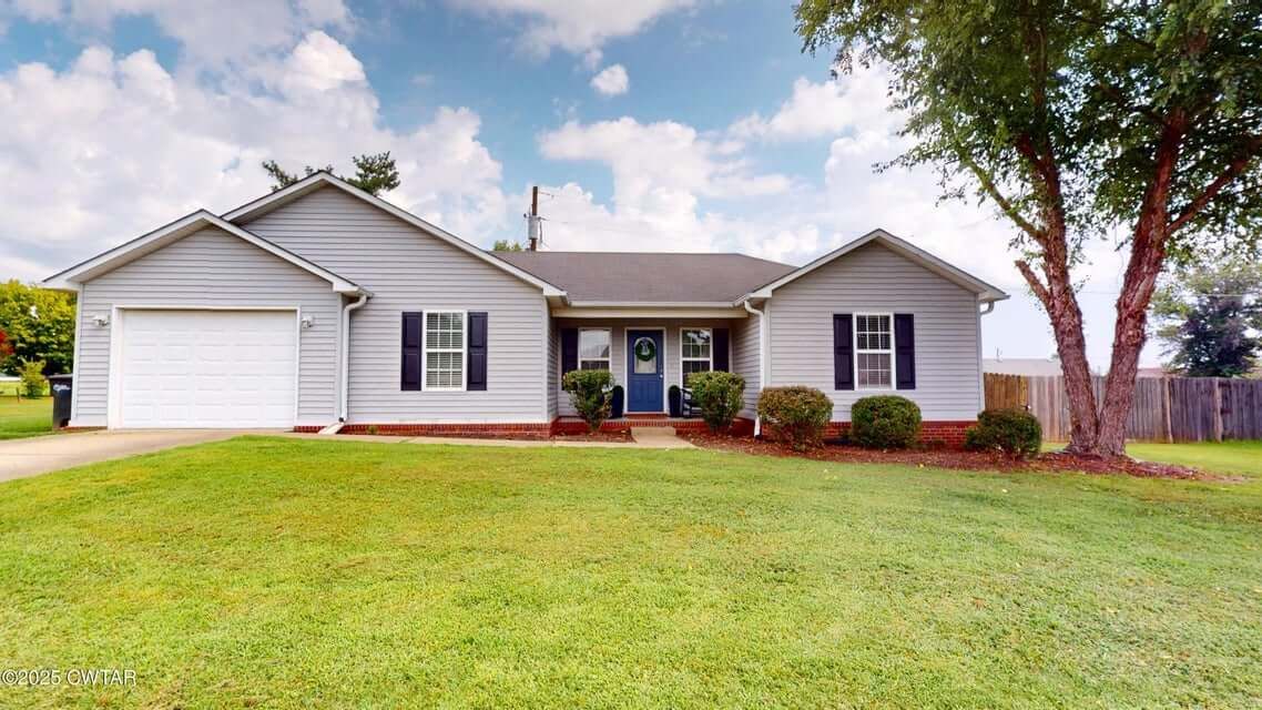 Agent helps couple with paperwork