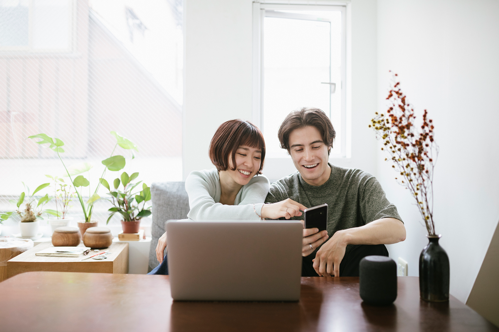 Agent helps couple with paperwork