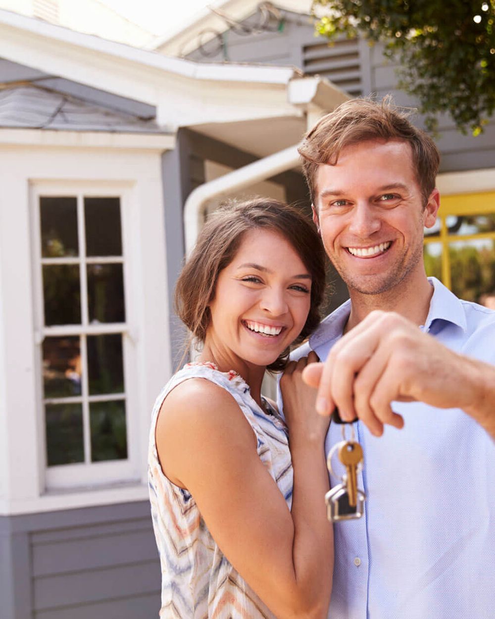 beautiful-couple-smilling-with-holding-a-key